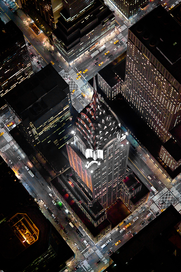 Chrysler Building fotený z extrémneho uhla z helikoptéry